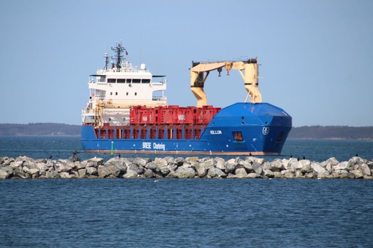Fragtskibet Hollum ankommer med flydekran til Vordingborg Havn, Masnedø